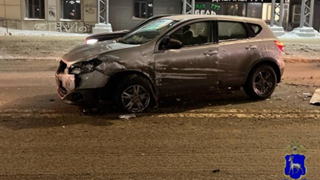 В Октябрьском районе Самары 8 января столкнулись Mitsubishi и Nissan Дорожно-транспортное происшествие с участием Mi...