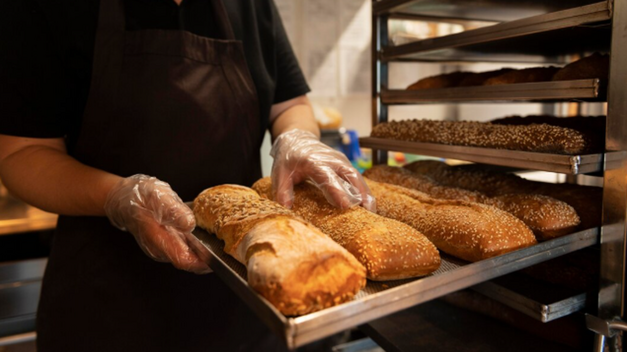 Выпечку в Пятерочке больше не беру, прочитал состав и поразился: отзыв полный правды Тёплый круассан у входа — сильный «якорь»: удоб...