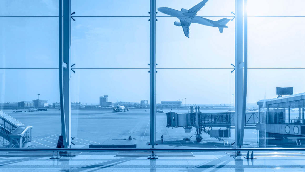 Пассажиры рейса из Стамбула столкнулись с длите...