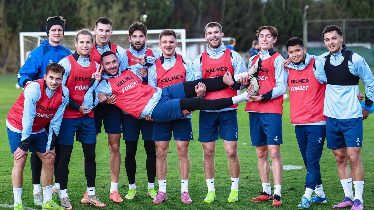 На сегодняшний день футболист играет на правах ...