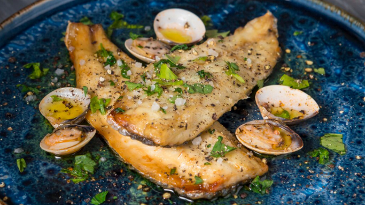 Чистка рыбы с мелкой и плотной чешуей - это обы...