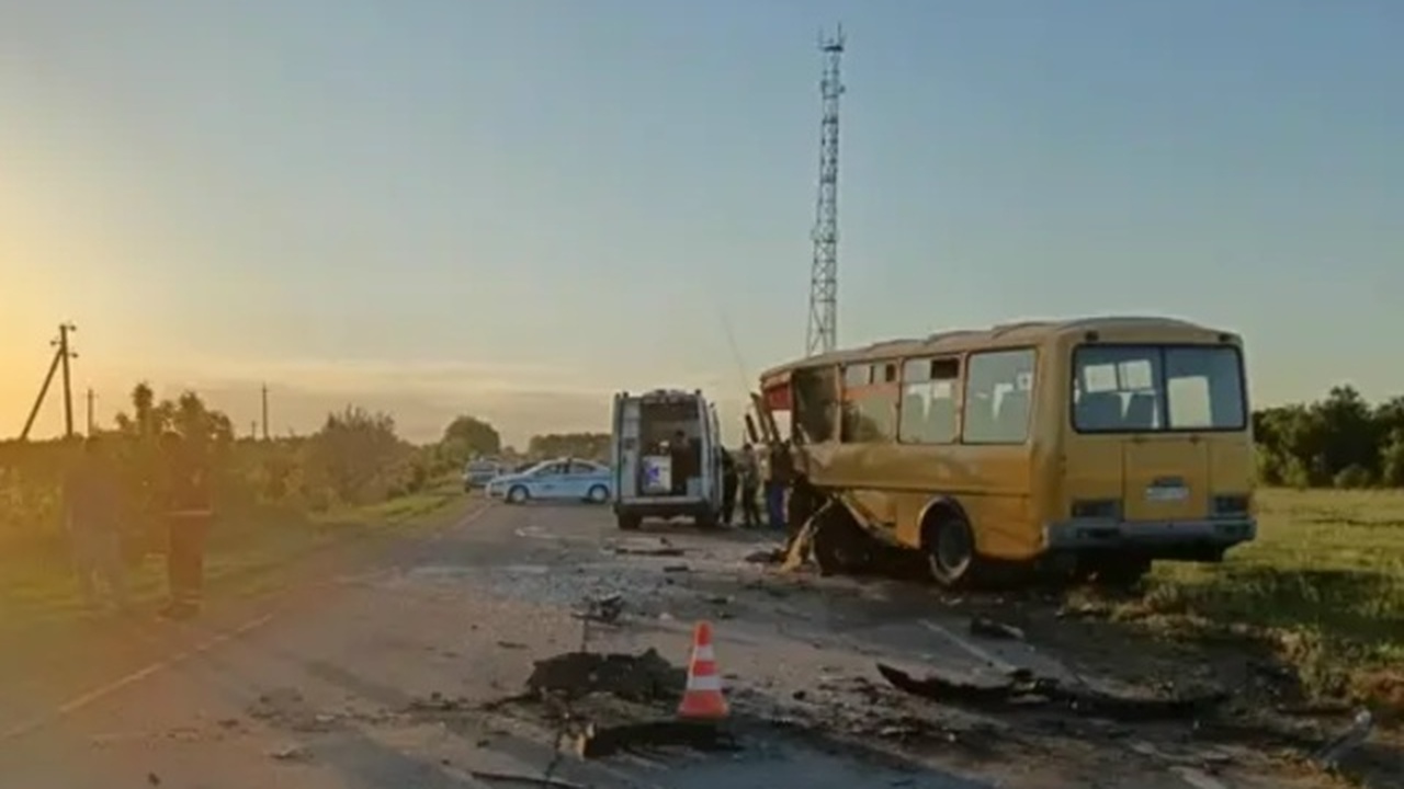В Безенчукском районе четыре человека пострадали в ДТП с автобусом Водитель Lexus выехал на полосу встречного движ...
