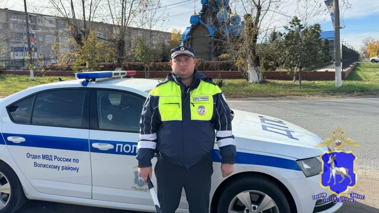 Сотрудник ДПС спас человека на трассе "Обход города Самара" К инспектору обратилась женщина, сообщившая, чт...