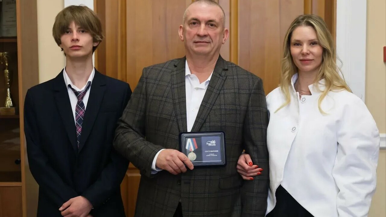 Его сын, Даниил Меркулов, служит в звании гвард...