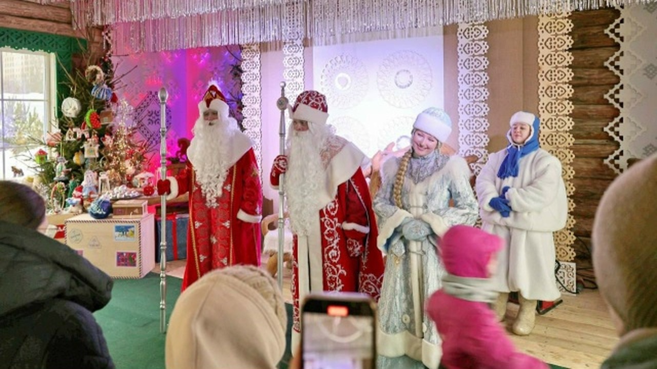 Самарский Дед Мороз и его зарубежные «коллеги» собрали тысячи гостей в усадьбе Всего усадьбу Деда Мороза на площади Куйбышева ...