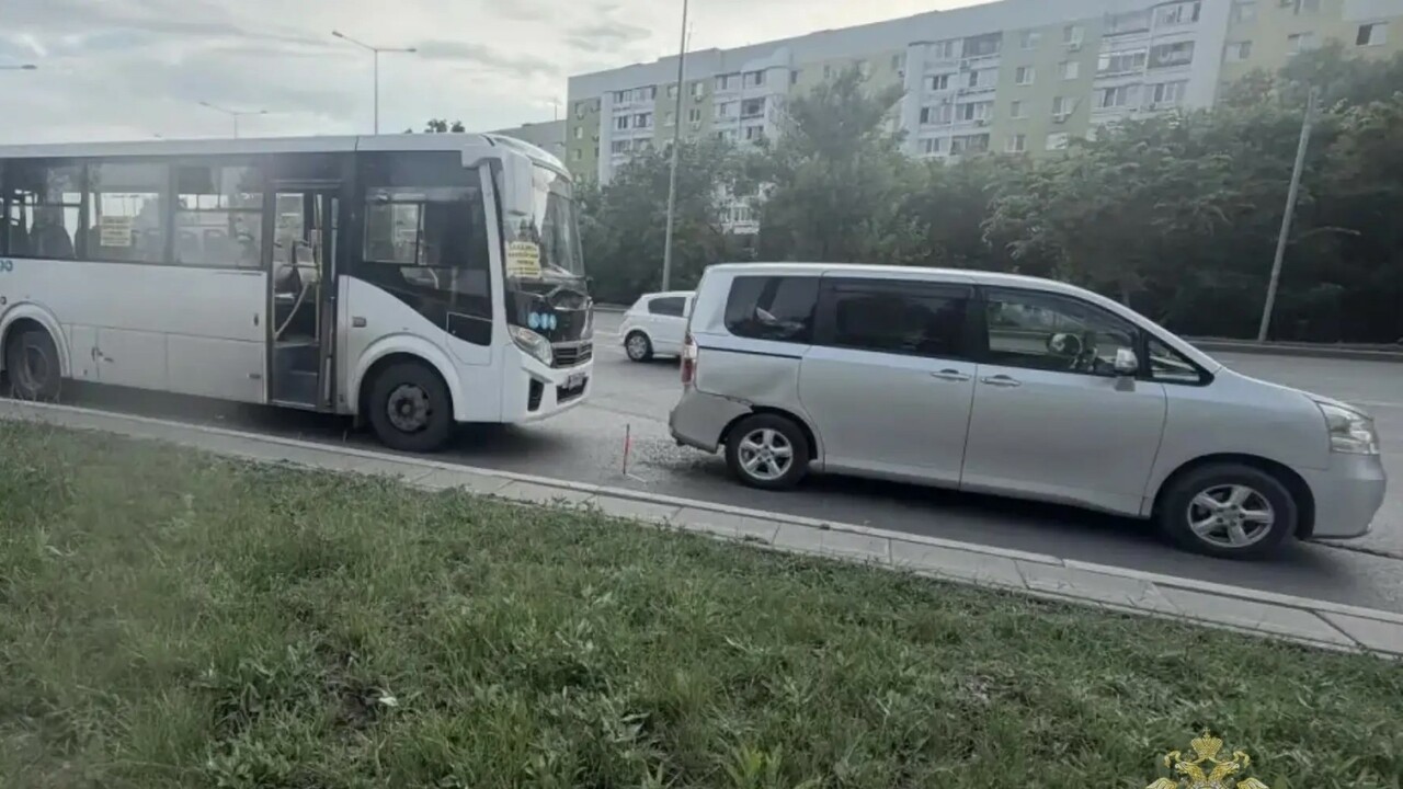В Самаре автобус с 40 пассажирами столкнулся с Toyota на Ново-Садовой В результате ДТП пострадала пассажирка автобуса