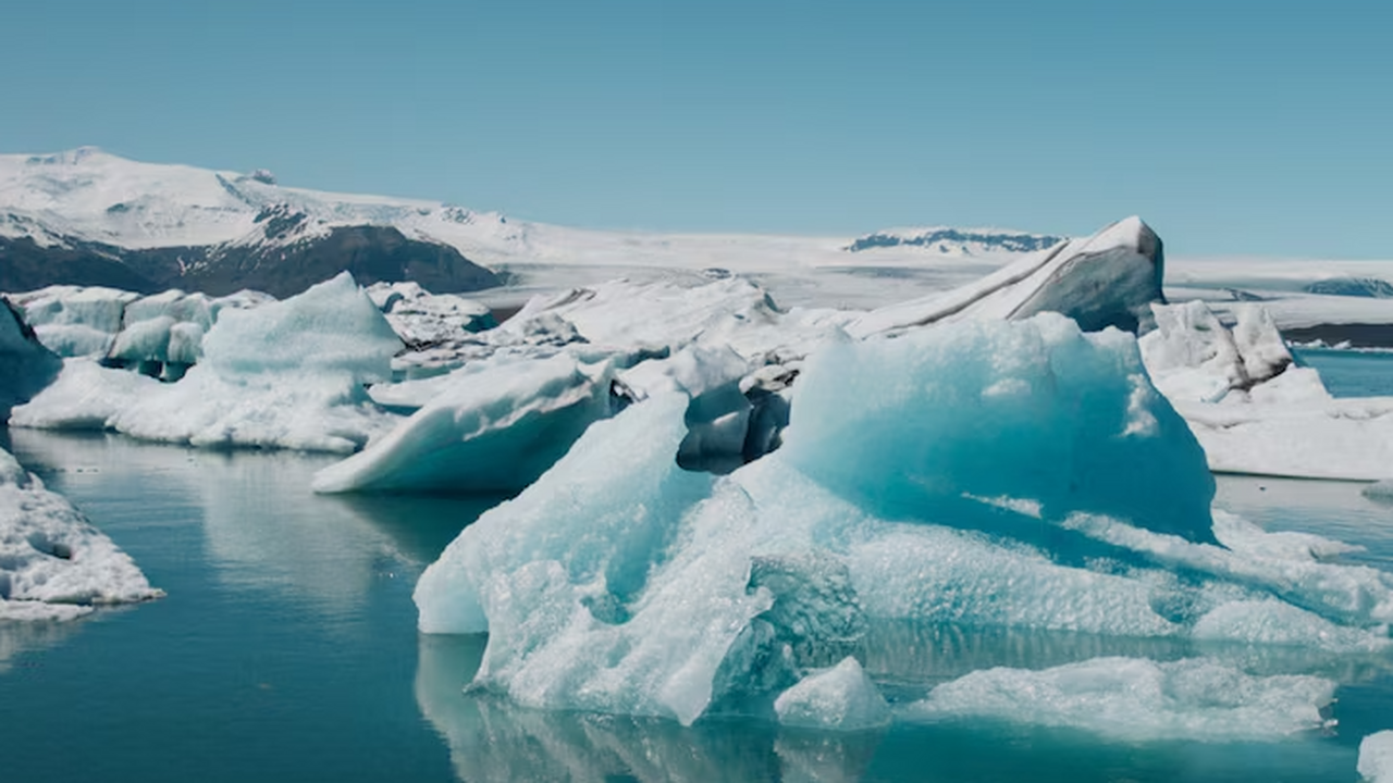 Nature Geoscience: Теплая вода ускоряет таяние льдов Антарктиды и Гренландии Теплая вода ускоряет таяние льдов Антарктиды и ...