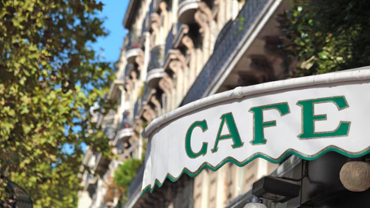 В Риме и городах Франции туристам грозят штрафы за еду на улицах В ряде европейских туристических центров начали...