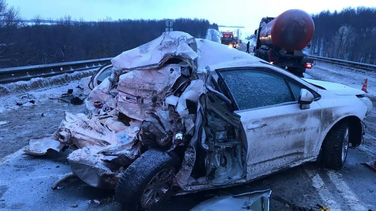 Произошло лобовое столкновение Citroen и грузов...