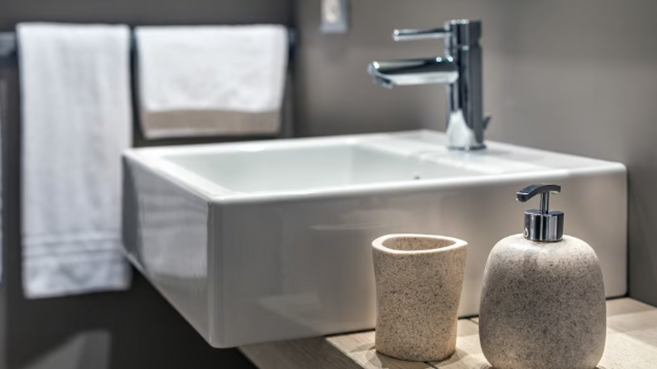 Всего 1 столовая ложка в слив: вот зачем ушлые хозяйки льют туда масло — ни запаха, ни засора Запах из канализации? Столовая ложка масла на н...