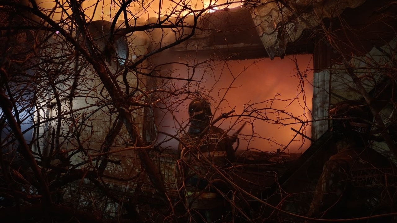 В селе Рамено спасатели тушили масштабный пожар с 5:20 до 7:49 утра 16 декабря ЧП обошлось без пострадавших