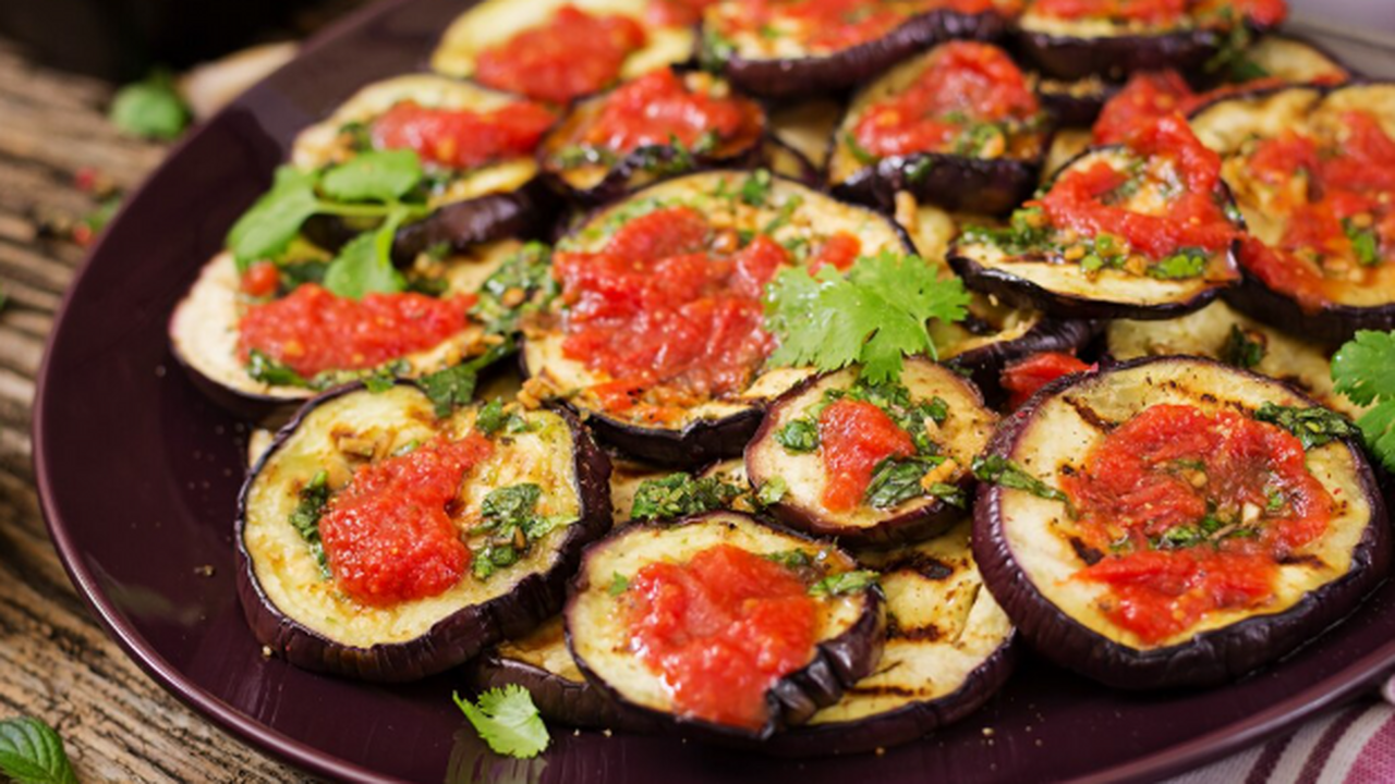 Забудьте о мясе: турецкий шеф-повар раскрыл рецепт баклажанов, которые отодвинут даже сочный стейк на задний план Турецкая кухня умеет вытягивать максимум вкуса ...