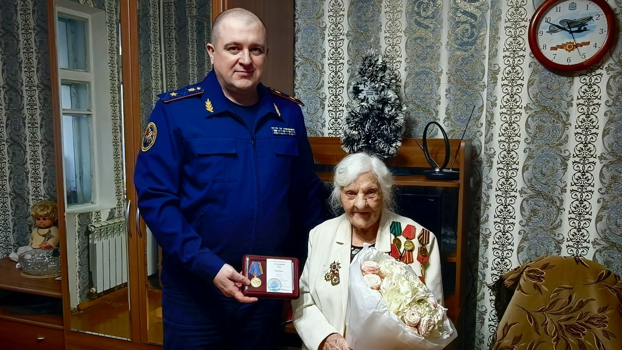 В Самаре ветерану-парашютисту 594-го штурмового полка вручили медаль СК России Юлия Филипповна Кузнецова прошла всю войну и до...