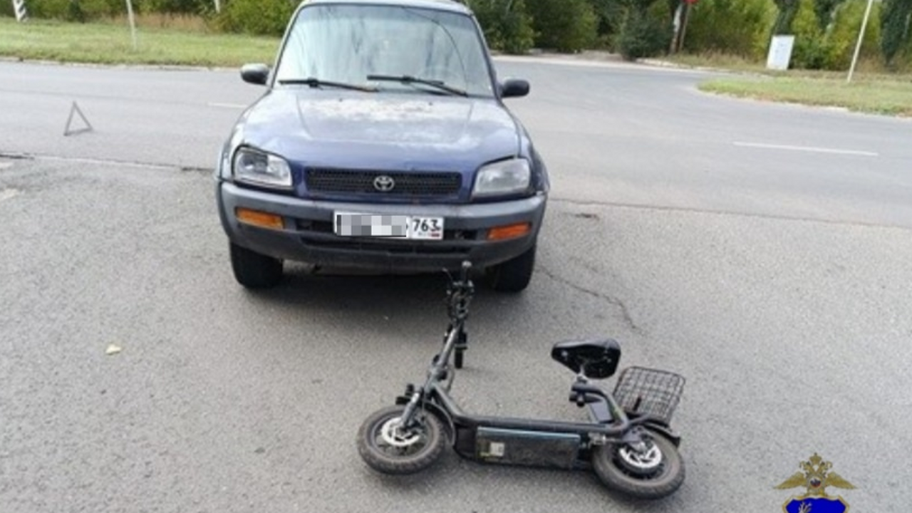 В Тольятти водитель RAV4 сбил самокатчика при п...
