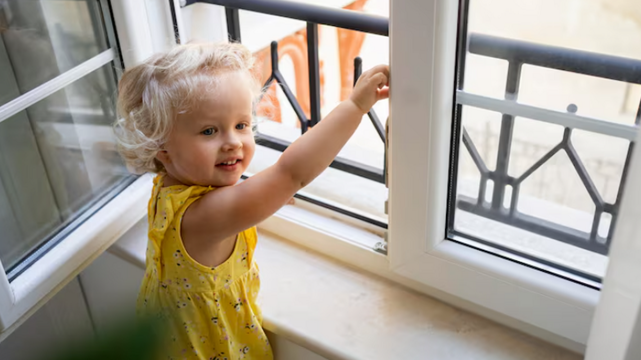 Очевидец спасения ребёнка с 10 этажа рассказал,...