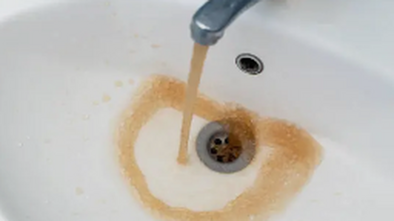 "ТеплоСамара" и власти винят управляющие компании в грязной воде в Куйбышевском районе Тем временем жильцы не могут добиться исправлен...
