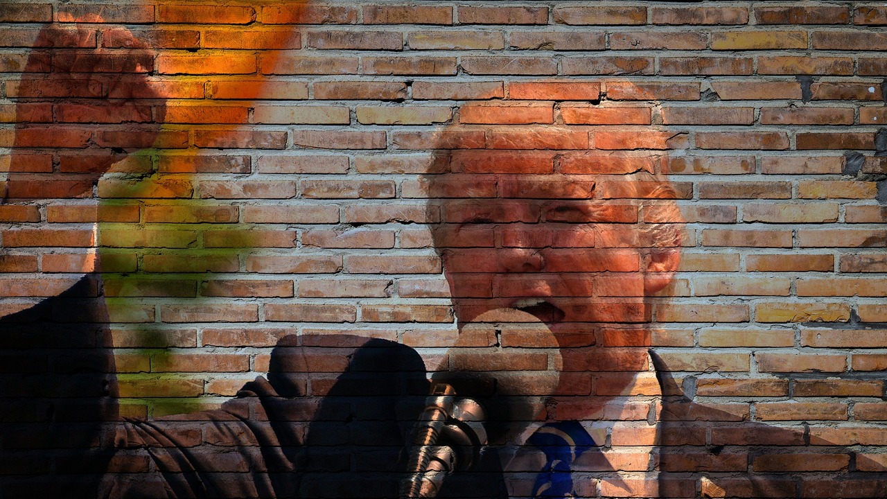 Сотрудники Секретной службы поднялись на сцену ...