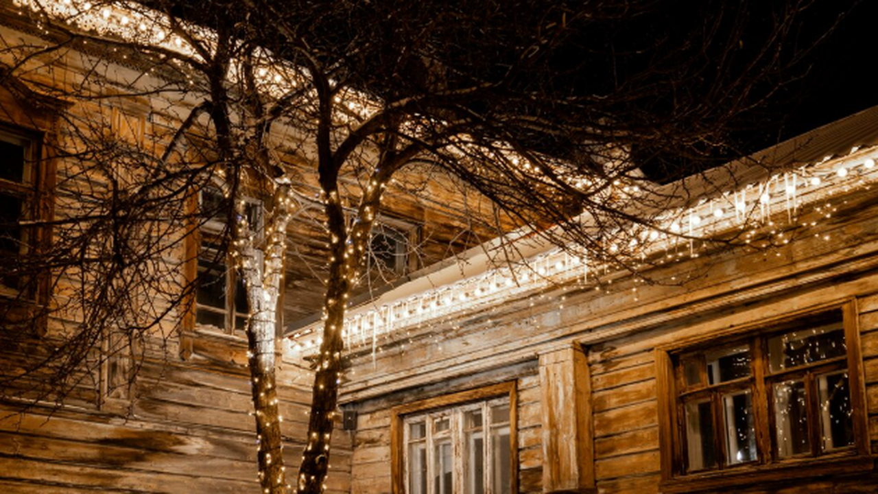 "Сосед может пожаловаться": кому светят штрафы за гирлянды на балконах в Новый год Штрафы за новогодние гирлянды на балконах и фас...