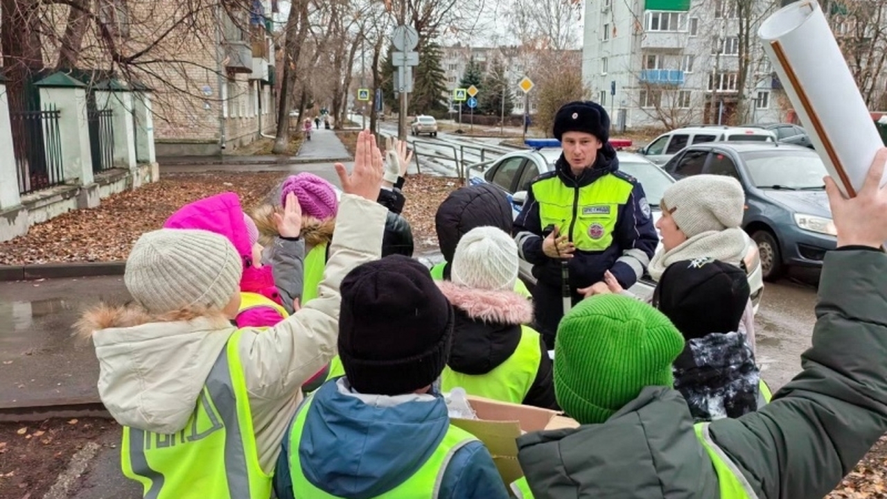 Символические ангелы в Сызрани напомнили о ценности человеческой жизни Госавтоинспекция и ЮИД провели акцию памяти жер...
