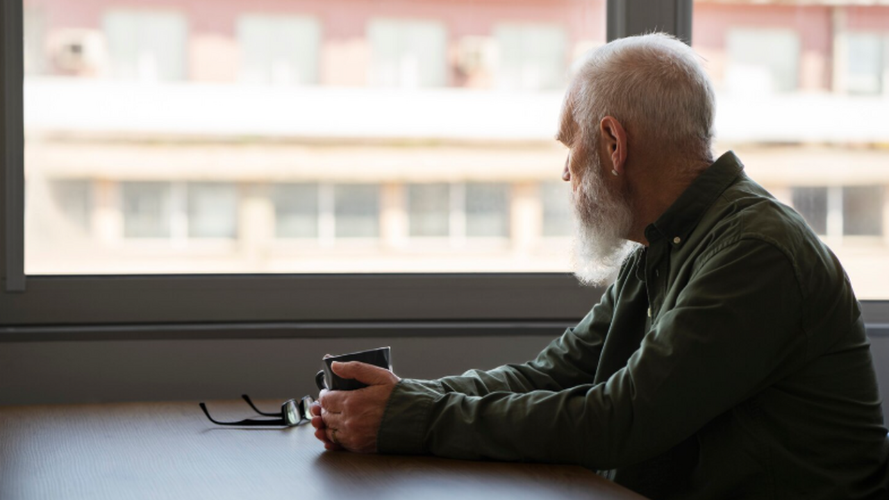 Гериатр: долголетию помогают социализация и чувство безопасности Одиночество — серьёзный риск для пожилых людей.