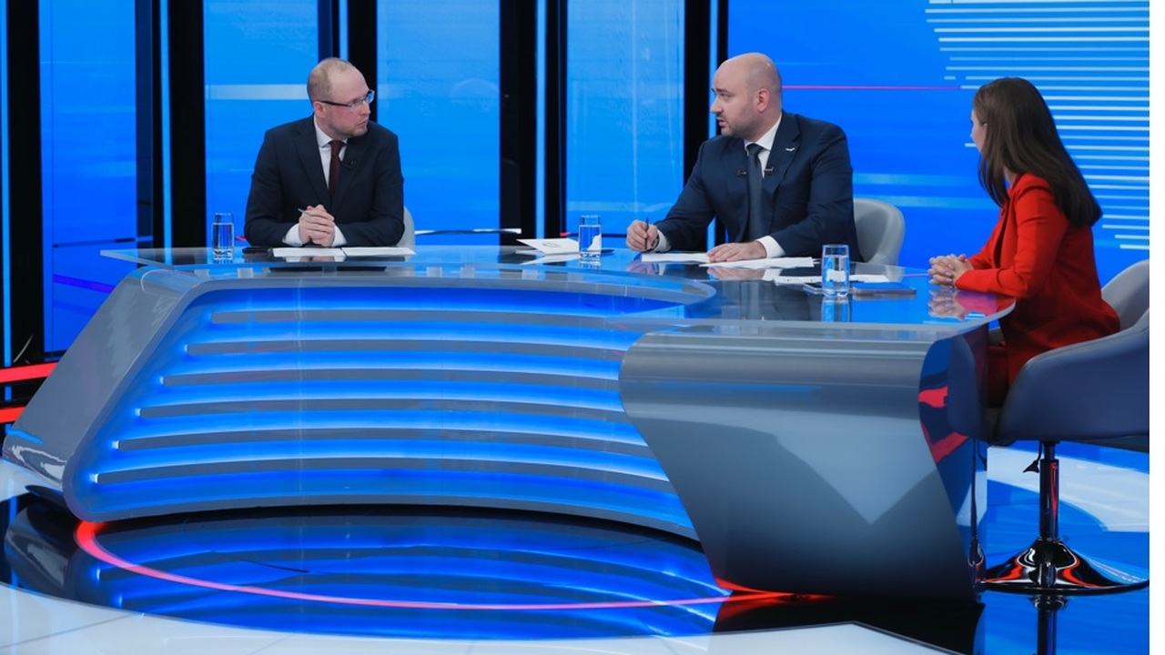 Вячеслав Федорищев проводит прямую линию с жителями Самарской области К началу эфира на прямую линию губернатора пост...