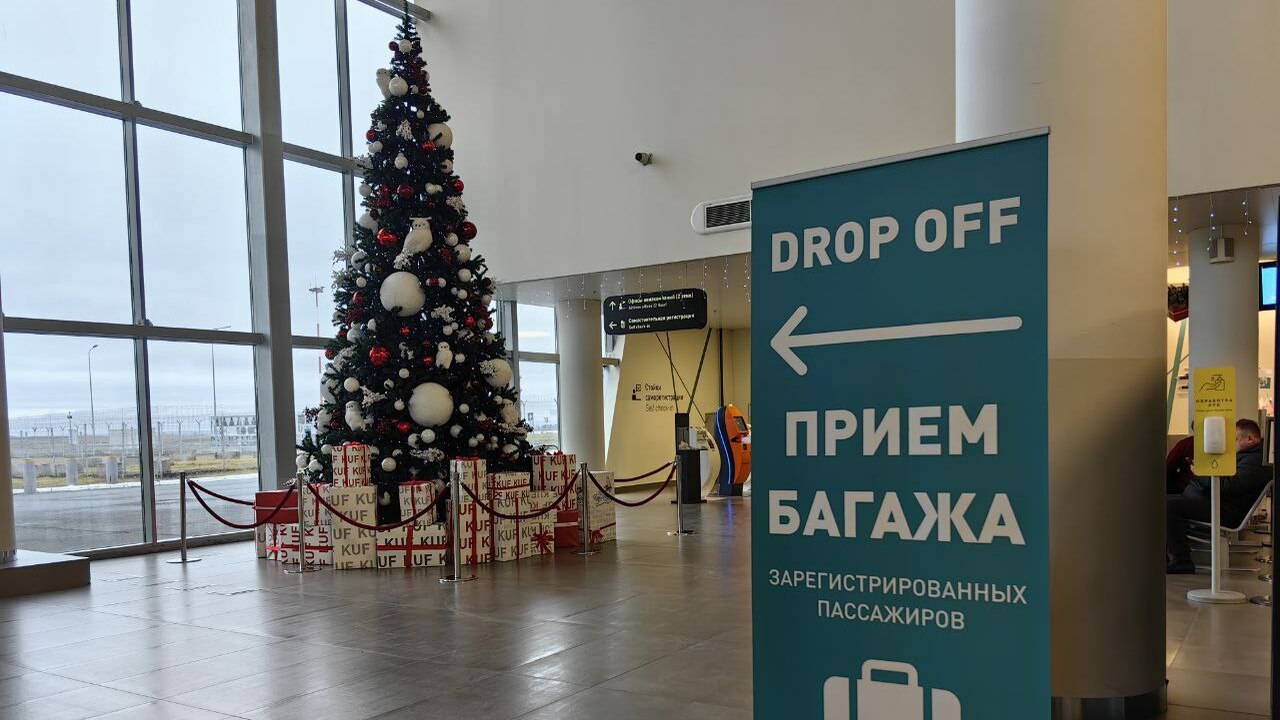 Самарский аэропорт Курумоч внедрил автоматическую сдачу багажа Стойка Drop off расположена в зале регистрации ...