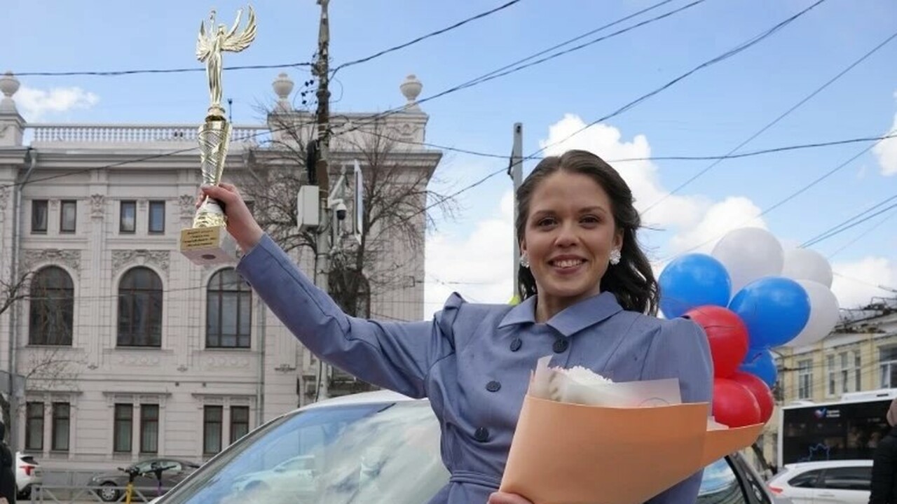 Она имеет степень магистра по направлению «Физи...