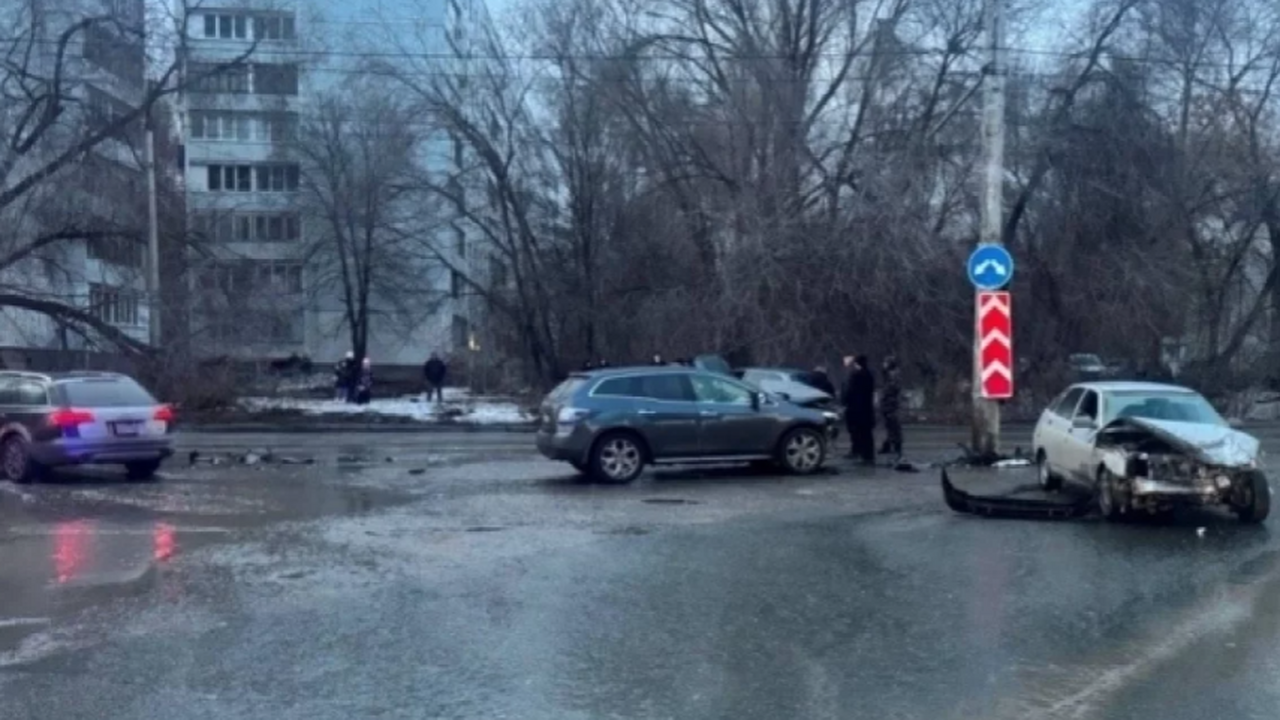 В Самаре в столкновении 3 машин травмы получили...