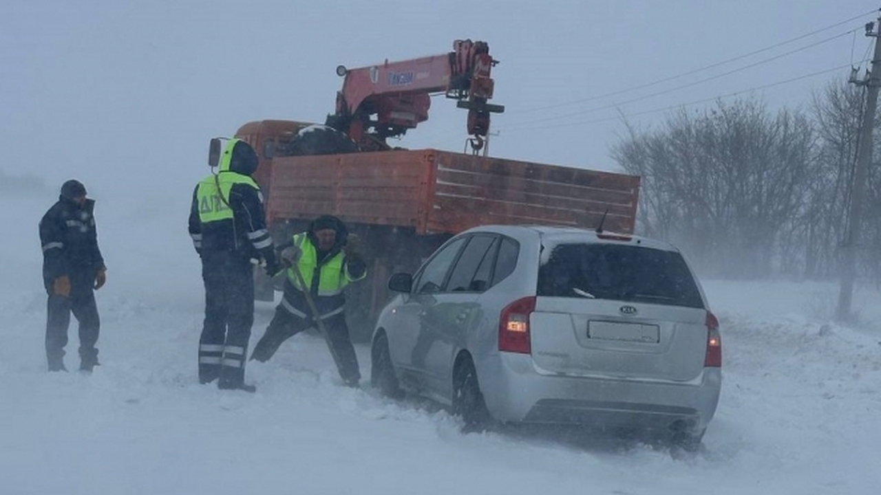 В Кошкинском районе автоинспекторы помогли водителю выбраться из снежного плена Водитель выразил искреннюю благодарность сотруд...