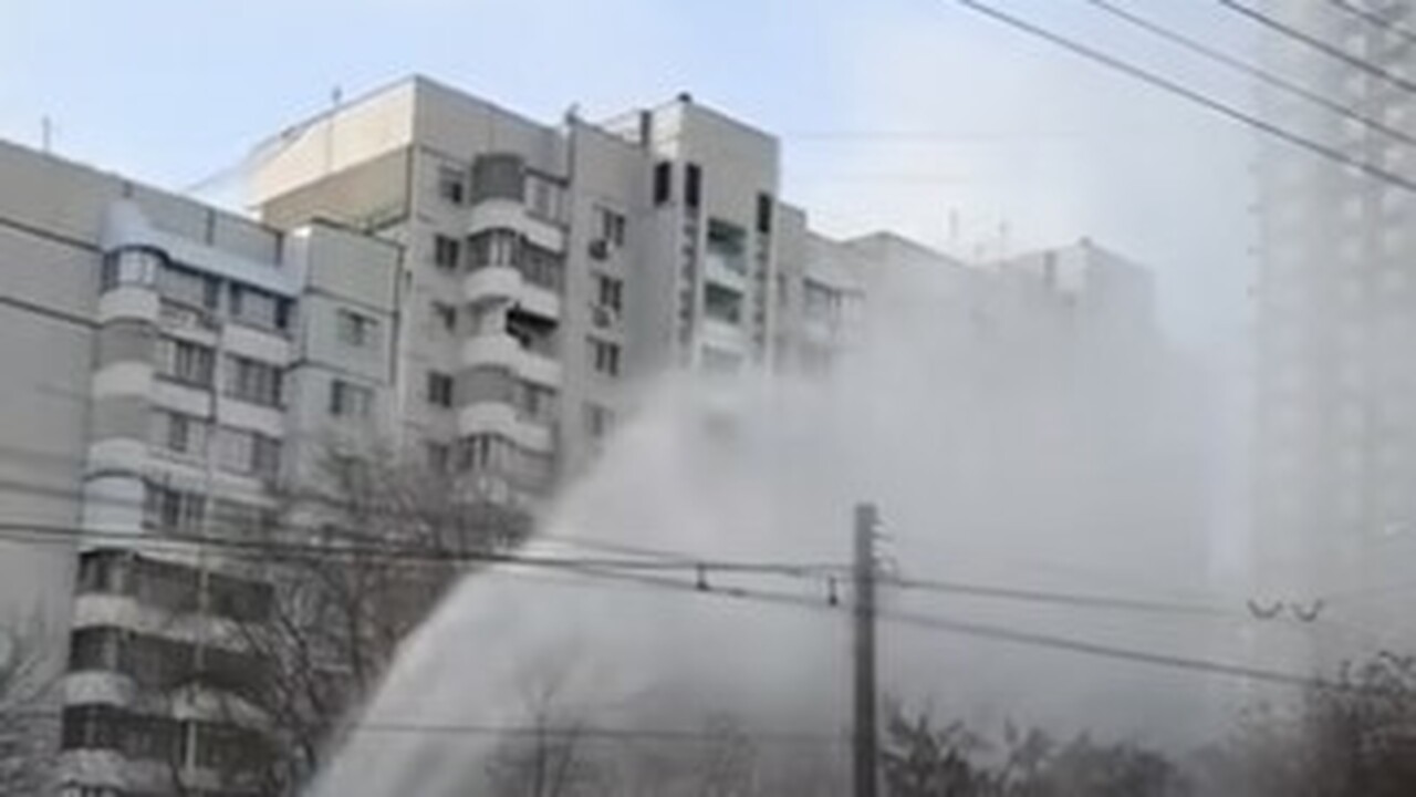 В Самаре 15-метровый фонтан залил машины На улице Антонова-Овсеенко в Самаре произошел п...