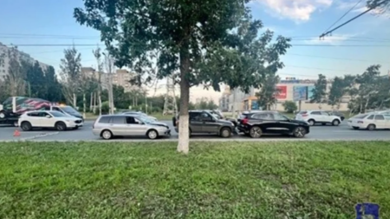 Затянуло еще и ребенка: Подробности тройного ДТП в Самарской области Женщина и 4-летний ребенок пострадали в ДТП 3 а...
