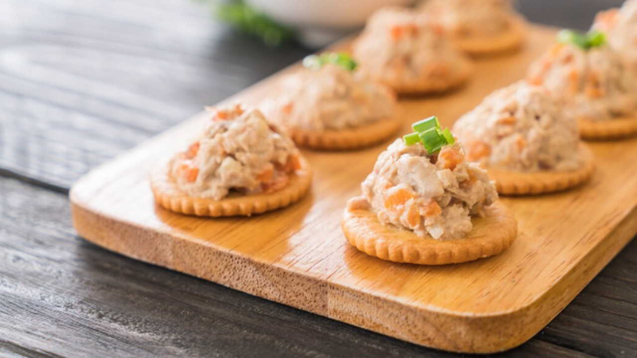 Закуска «Северное сияние»: тарталетки с селедкой по простейшему рецепту из легких продуктов Идеальная закуска для праздника: выглядит эффек...