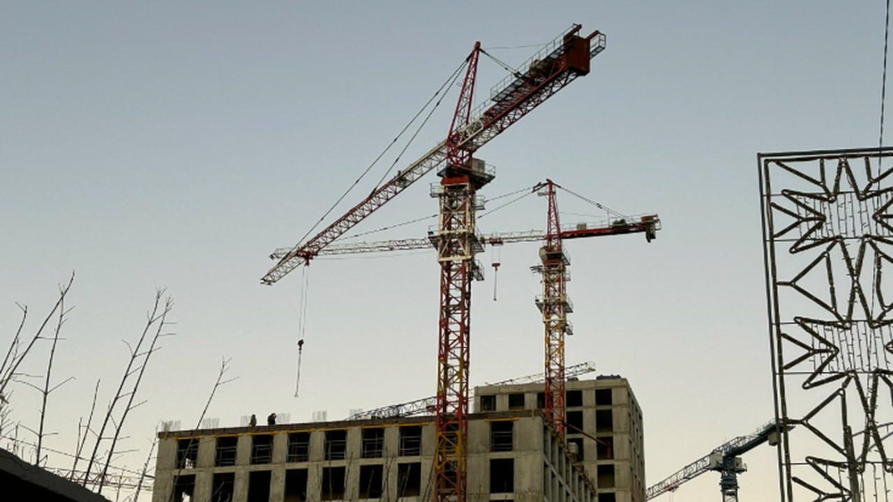 К чему приведет отмена моратория на штрафы застройщикам с 1 января 2026 года Мораторий на штрафы для застройщиков отменят: ч...