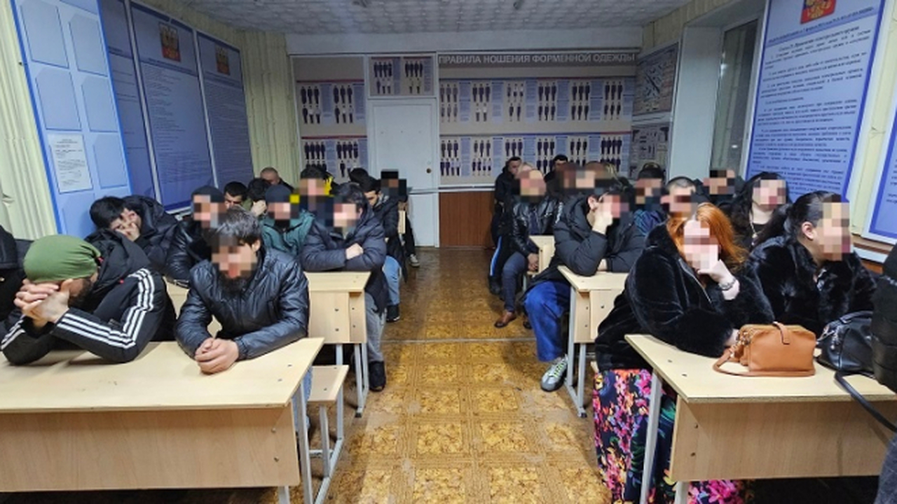 В Самаре полиция провела ночной рейд в кафе возле парка 50-летия Октября В рейде участвовали бойцы ОМОН и общественники