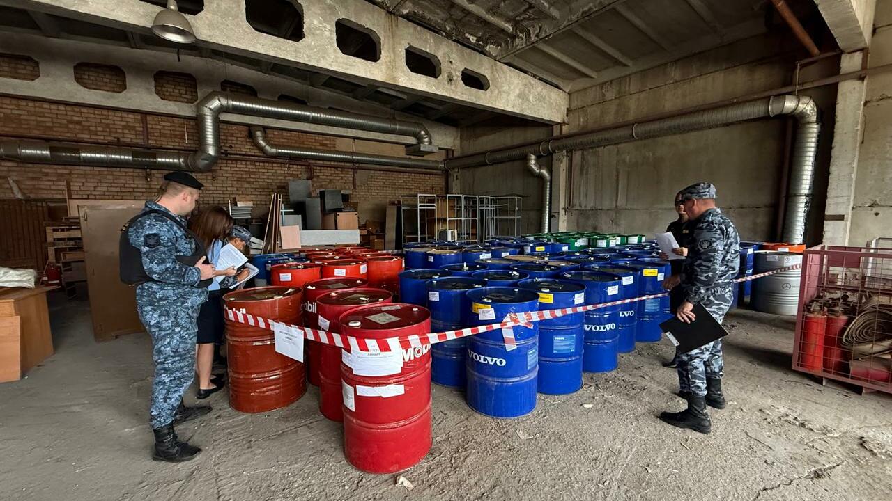 18 тонн конфиската - на нужды СВО: самарские таможенники передали военным изъятое моторное масло Моторное масло было изъято у нарушителя таможен...