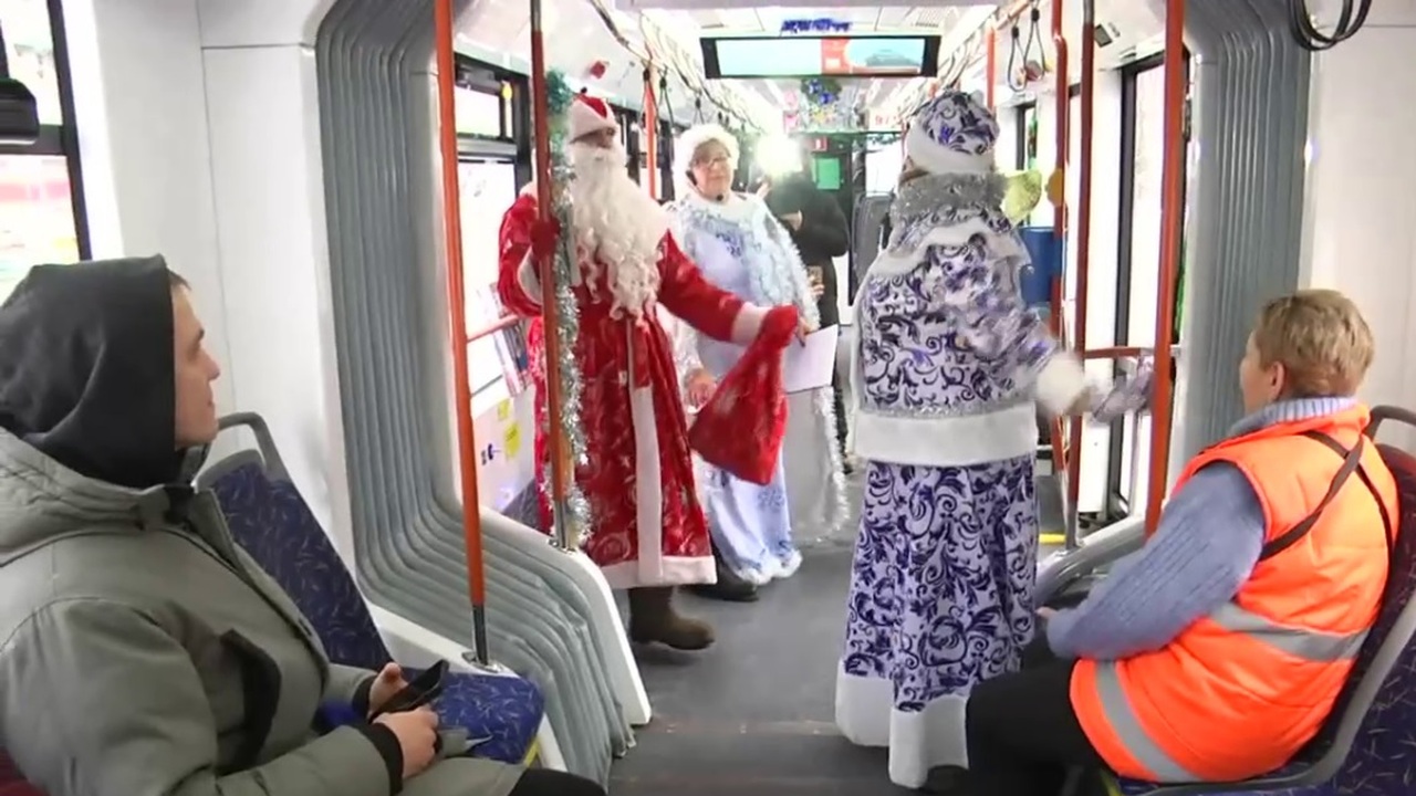 Самарский общественный транспорт нарядили к Новому году А в одном из трамваев пассажиров развлекают и д...