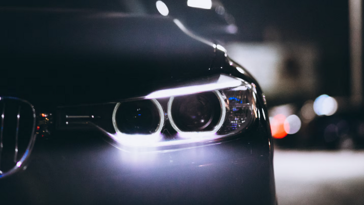 ГАИ проверяет автомобили на нештатные фары и кс...