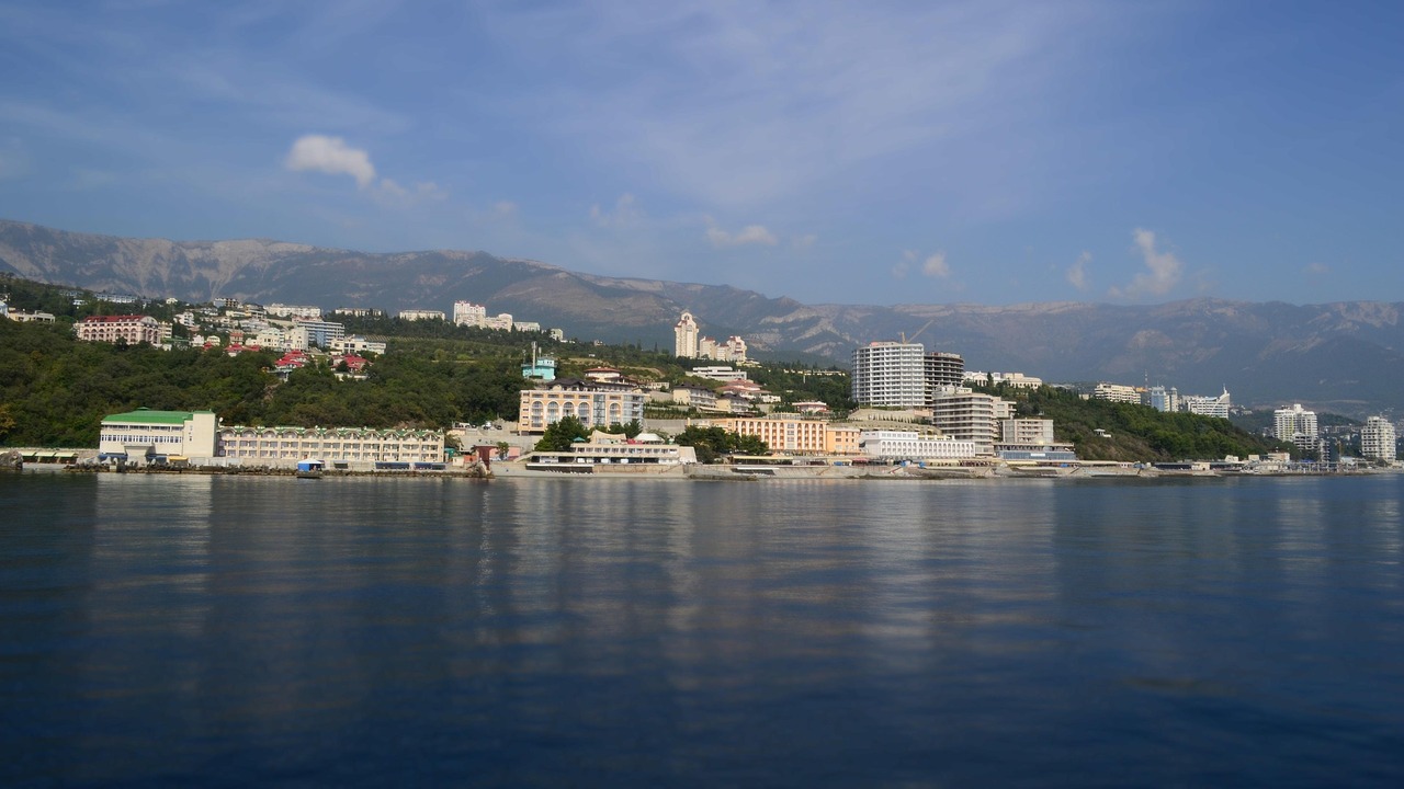 Сейчас в Крыму находятся от 150 до 200 тысяч ту...