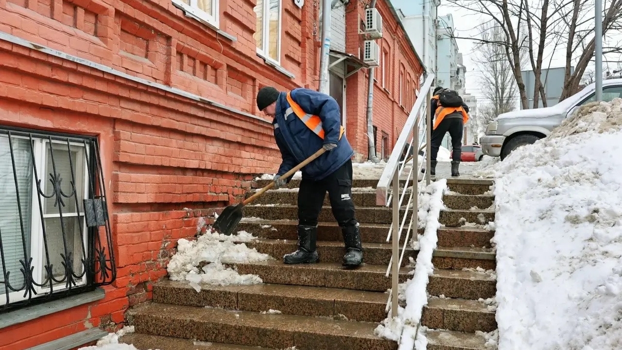 В Самаре дорожные службы усилили уборку снега: ...