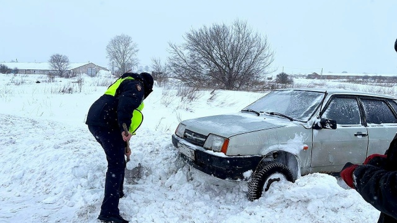 Полицейские оказали помощь, вызволив застрявшую...