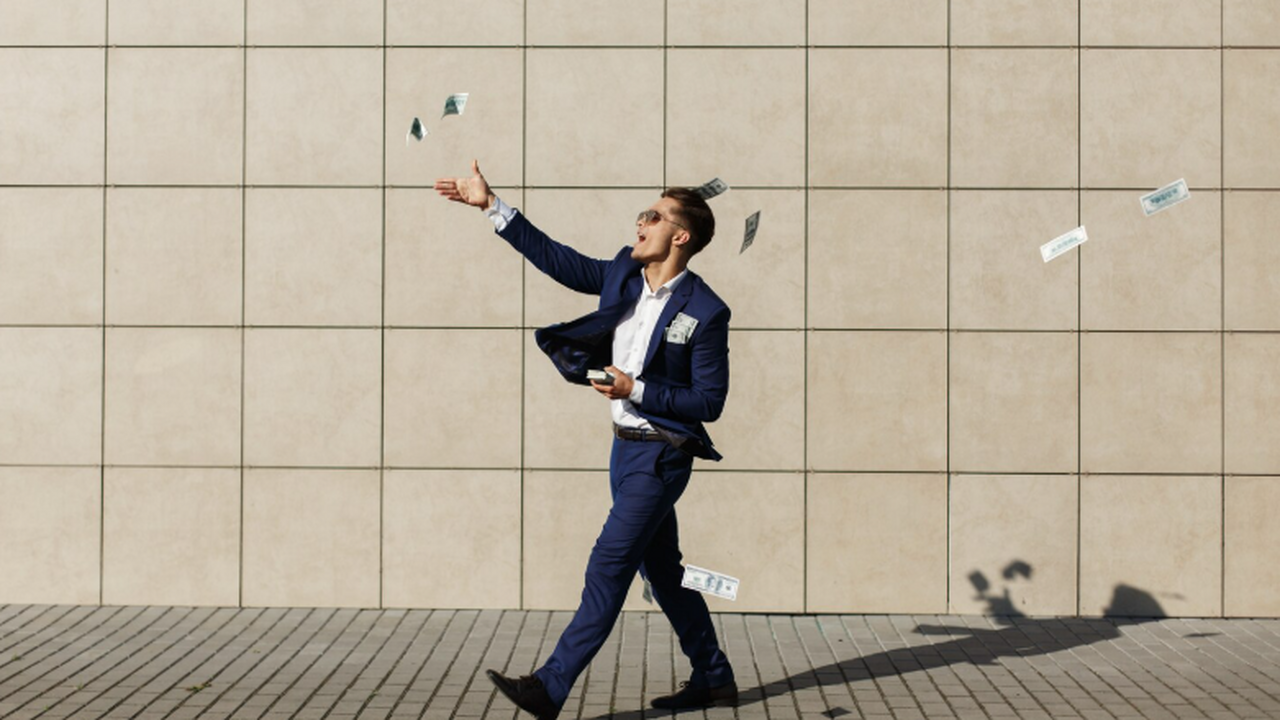 В Таиланде запрещено наступать на купюры. По да...