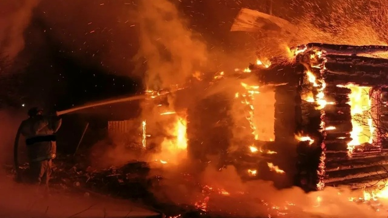 Пожарные предотвратили распространение огня на ...