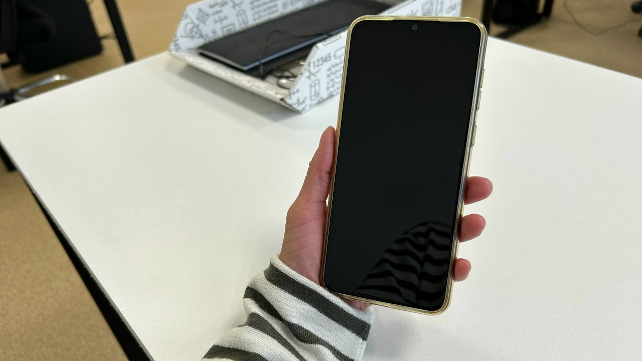 Консультант салона связи незаконно передавал ин...