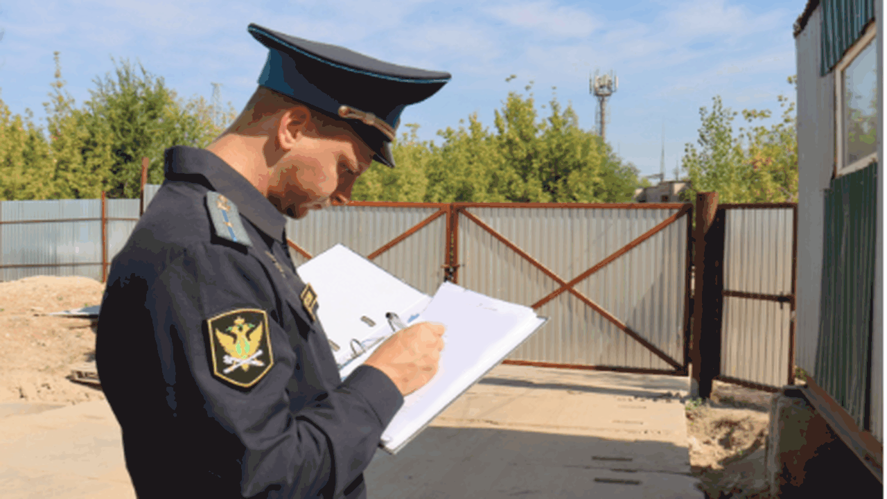 Должник переоформил земельный участок на своих ...