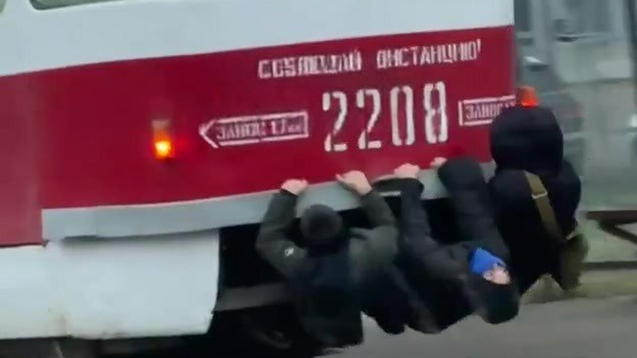 После появления в сети видео с подростками, еду...