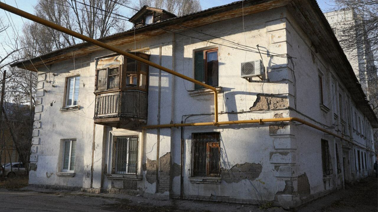 Глава Самары рассказал о ходе расселения и проблеме заброшенных домов Он посетил аварийные дома на улице Водников и в...