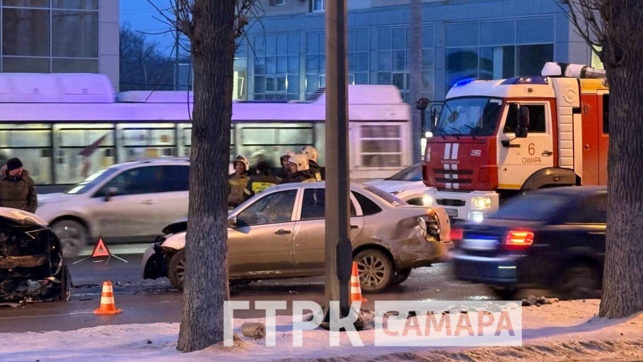 ДТП в Самаре перекрыло движение напротив ЖК «Панорама» В среду, 21 января 2024 года, в районе жилого к...
