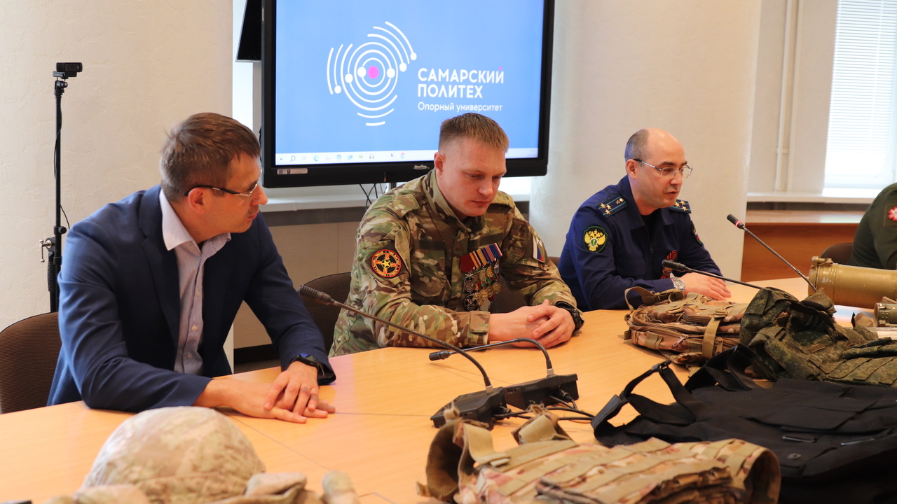 Участники «Школы героев» представили студентам Самарского политеха передвижной музей атрибутики СВО В Самарском государственном техническом универс...