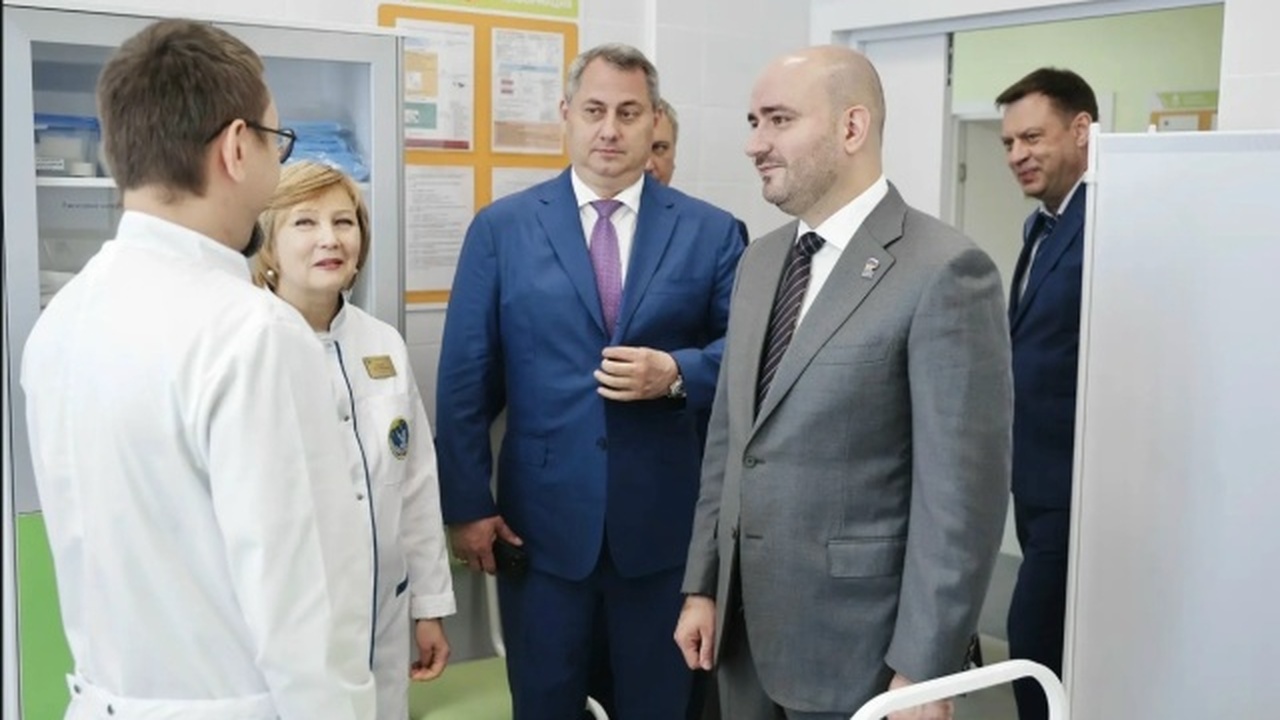 Вячеслав Федорищев оценил новую детскую поликлинику в Самаре Учреждение сможет принимать до 500 пациентов за...
