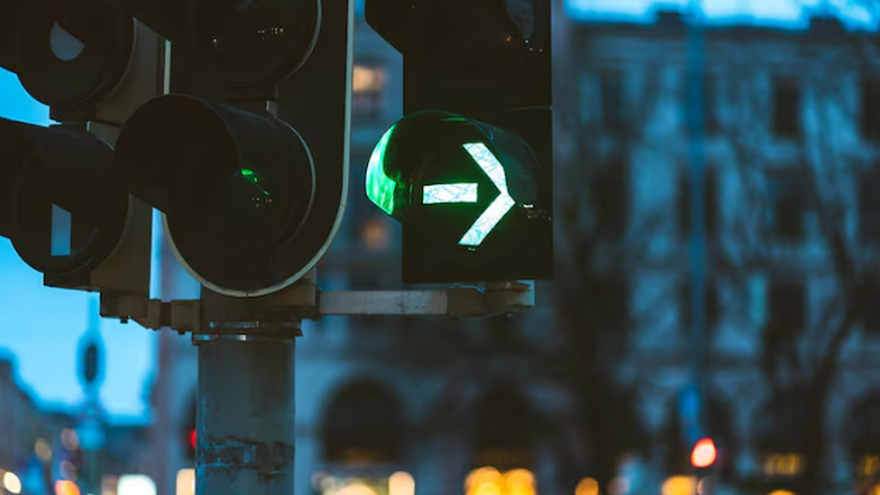 В ГАИ пояснили, грозят ли водителям штрафы за разговоры по телефону на светофоре Камеры начнут штрафовать за телефон даже в проб...